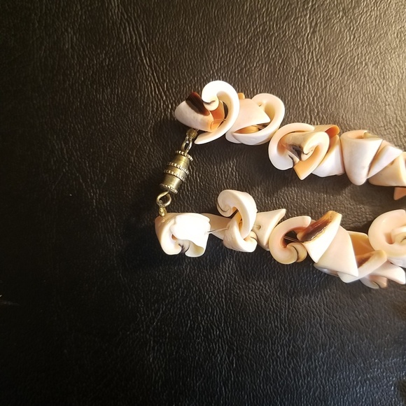 Beautiful Shell Necklace - Picture 4 of 5